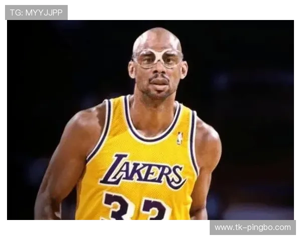 卡里姆·阿布杜尔-贾巴尔高效背身单打砍下持续得分拉开内线差距